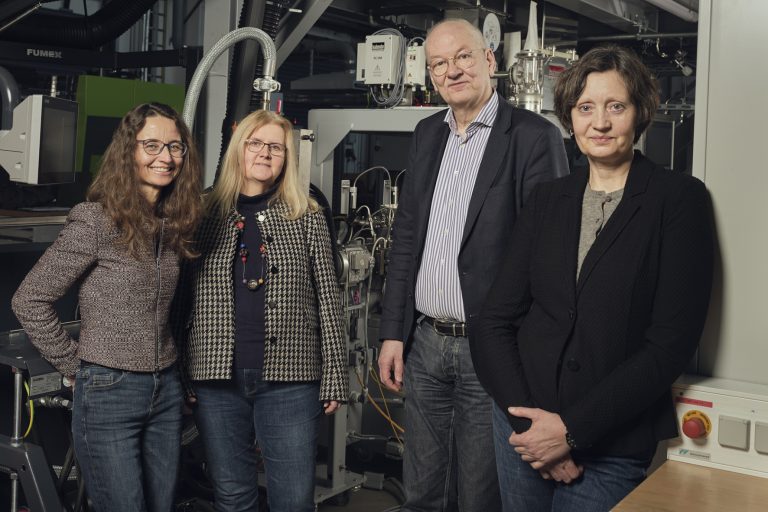 Trafen sich zu einem fächerübergreifenden Austausch in der Experimentierhalle der FH: (v.l.n.r.) Prof. Dr. Christiane Nitschke, Prof. Dr. Eva Schwenzfeier-Hellkamp, Prof. Dr. Christoph Jaroschek und Dr. Marion Hövelmeyer. (Foto: K. Starodubskij/FH Bielefeld)