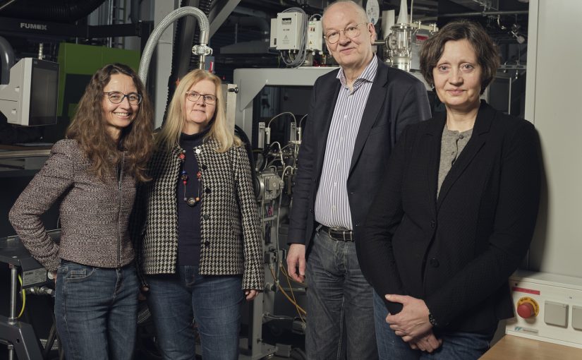 Trafen sich zu einem fächerübergreifenden Austausch in der Experimentierhalle der FH: (v.l.n.r.) Prof. Dr. Christiane Nitschke, Prof. Dr. Eva Schwenzfeier-Hellkamp, Prof. Dr. Christoph Jaroschek und Dr. Marion Hövelmeyer. (Foto: K. Starodubskij/FH Bielefeld)