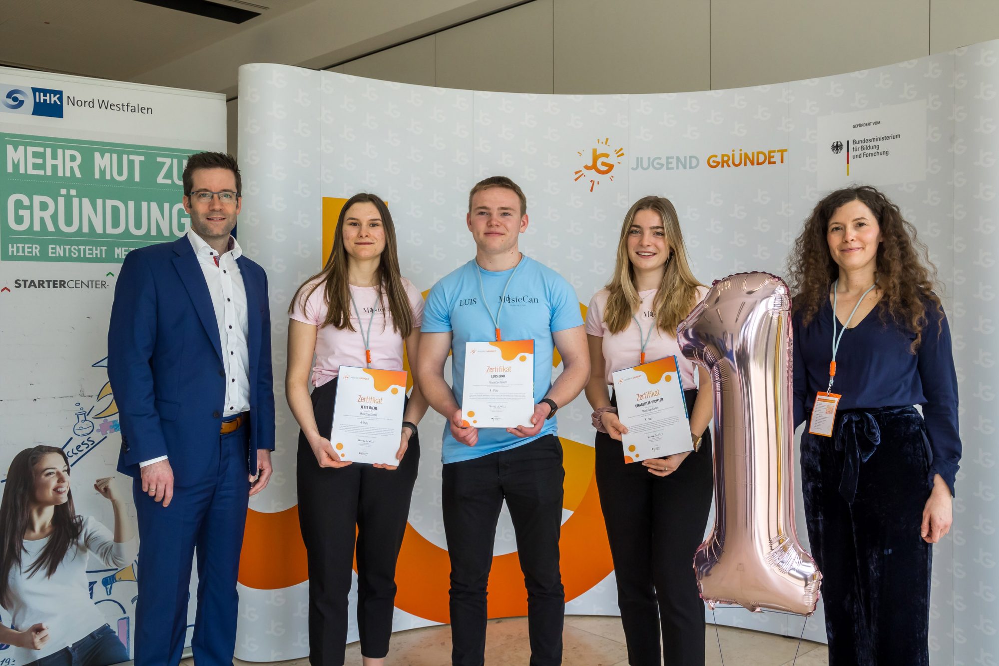 Das Start-up MusicCan aus Bebra hat den Vorentscheid für „Jugend gründet“ in Münster gewonnen. Projektleiterin Franziska Metzbaur (r.) und IHK-Geschäftsbereichsleiter Sven Wolf (l.) gratulieren (v. l.) Jette Biehl, Luis Link, und Charlotte Richter. (Foto: MünsterView/IHK)
