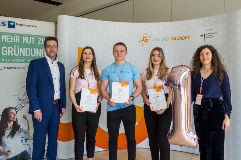 Das Start-up MusicCan aus Bebra hat den Vorentscheid für „Jugend gründet“ in Münster gewonnen. Projektleiterin Franziska Metzbaur (r.) und IHK-Geschäftsbereichsleiter Sven Wolf (l.) gratulieren (v. l.) Jette Biehl, Luis Link, und Charlotte Richter. (Foto: MünsterView/IHK)