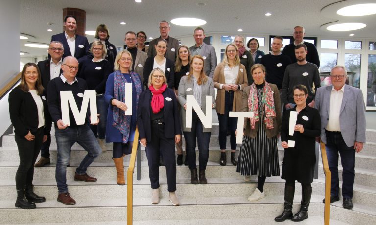 An einem Strang ziehen die Mitglieder der neugegründeten Lenkungsgruppe unter der Federführung der MINT-Koordinierungsstelle bei der WIGOS. (Foto: Eckhard Wiebrock)
