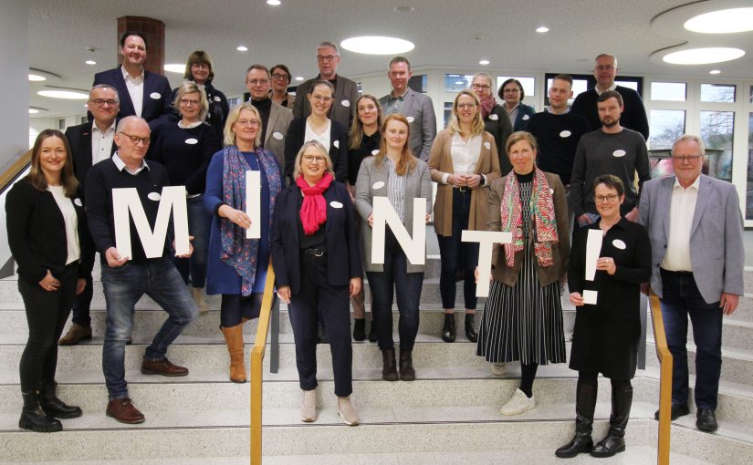 An einem Strang ziehen die Mitglieder der neugegründeten Lenkungsgruppe unter der Federführung der MINT-Koordinierungsstelle bei der WIGOS. (Foto: Eckhard Wiebrock)