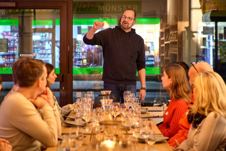 Frank Wigger, Geschäftsführer der Heimat Heroes, stellte den Münsterland-Neulingen sein Konzept vor. Geschäftsführer Frank Wigger (Foto: Münsterland e.V./Philipp Fölting)