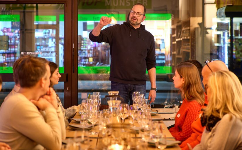 Frank Wigger, Geschäftsführer der Heimat Heroes, stellte den Münsterland-Neulingen sein Konzept vor. Geschäftsführer Frank Wigger (Foto: Münsterland e.V./Philipp Fölting)