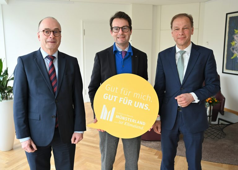 v.l. Klaus Ehling, Vorstand des Münsterland e.V., Regierungspräsident Andreas Bothe, Ulf C. Reichardt, Vorsitzender der Geschäftsführung von NRW.Energy4Climate Regierungspräsident Andreas Bothe übernimmt die Schirmherrschaft der Klimakampagne (Foto: Bezirksregierung Münster)