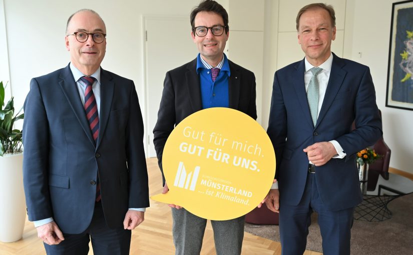 v.l. Klaus Ehling, Vorstand des Münsterland e.V., Regierungspräsident Andreas Bothe, Ulf C. Reichardt, Vorsitzender der Geschäftsführung von NRW.Energy4Climate Regierungspräsident Andreas Bothe übernimmt die Schirmherrschaft der Klimakampagne (Foto: Bezirksregierung Münster)