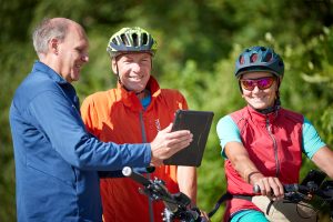 Gut gelaunt gaben Radreisende bei der großen Radverkehrsuntersuchung Auskunft und lobten die 100-Schlösser-Route. Befragung Radfahrer Detail (Foto: Münsterland e.V./Philipp Fölting)