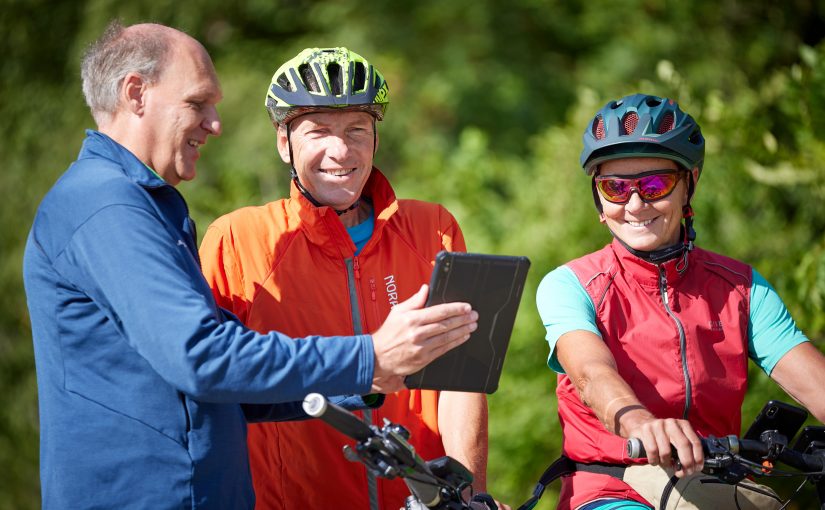 Gut gelaunt gaben Radreisende bei der großen Radverkehrsuntersuchung Auskunft und lobten die 100-Schlösser-Route. Befragung Radfahrer Detail (Foto: Münsterland e.V./Philipp Fölting)