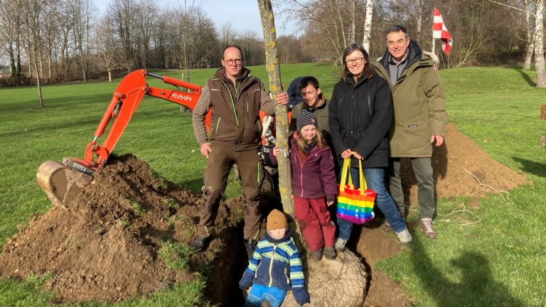 Von links: Jürgen Kutscher (Head-Greenkeeper GC PBL), Ben und Hanna (Regenbogen Wald und Wiesen Kita), Sven Schroeder und Kerstin Ackermann (Familienzentren Regenbogen) sowie Hartmut Knappe (Vizepräsident und Vorstand Platz GC PBL) freuen sich über die gelungene Kooperation. (Foto: Golf Club Paderborner Land e.V.)