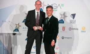 Philipp Obermark (links) nimmt den Preis von Manuel Fernández, Präsident von Femara (Nationaler spanischer Verband der Betreiber von Spielautomaten), entgegen. (Foto: Infoplay)