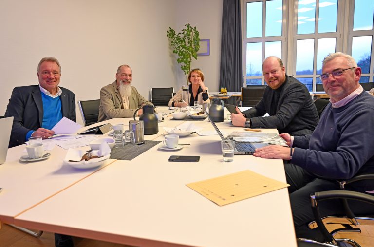 In einem konstruktiven Austausch wählten (v.l.) Detlev Becker, Ludger Schulze-Oechtering, Anke Rieping, Christian Averdiek und Marcus Rüdiger die sieben Preisträger für den Bürgerpreis der Stadtwerke Tecklenburger Land aus. (Foto: Tecklenburger Land)