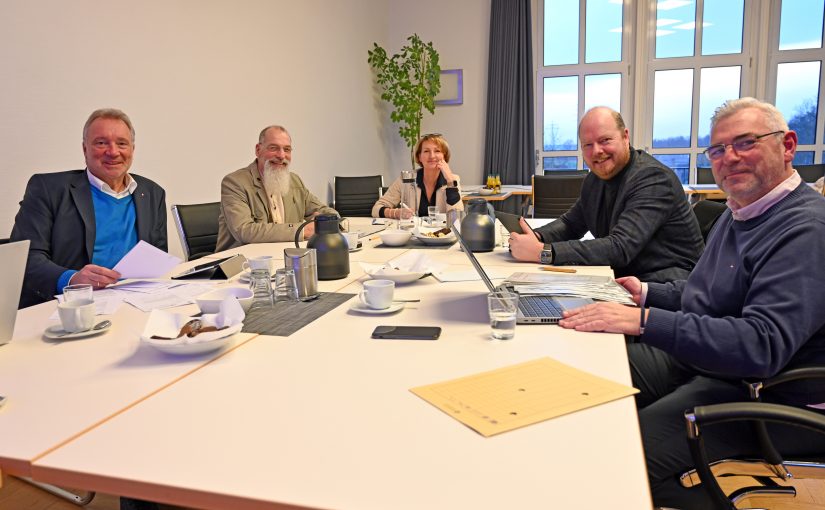 In einem konstruktiven Austausch wählten (v.l.) Detlev Becker, Ludger Schulze-Oechtering, Anke Rieping, Christian Averdiek und Marcus Rüdiger die sieben Preisträger für den Bürgerpreis der Stadtwerke Tecklenburger Land aus. (Foto: Tecklenburger Land)