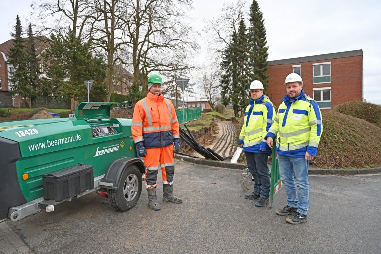 Im Bereich der Nikestraße ist die Dimension der Stromtrasse, die von der Umspannanlage ins städtische Stromnetz führt, gut zu erkennen. Die Netzplaner Bernd Bosse (v.r.) und Steffen Bode verschaffen sich ein Bild von den Rohrleitungsarbeiten, die in diesem Bereich von der Firma Beer-mann ausgeführt werden. (Foto: SWTE Netz)