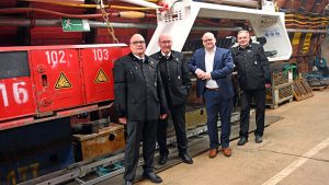 Im Museumsstollen gaben Gerd Pust (v.l.), Jürgen Rottmann und Harald Böhm (r.) ihrem Gast Tobias Koch einen Eindruck davon, mit wie viel Liebe zum Detail der Knappenverein Bergbautra-dition erlebbar macht. Den Stollen haben ehemalige Bergleute originalgetreu nachgebildet – samt Transportbändern. (Foto: SWTE)
