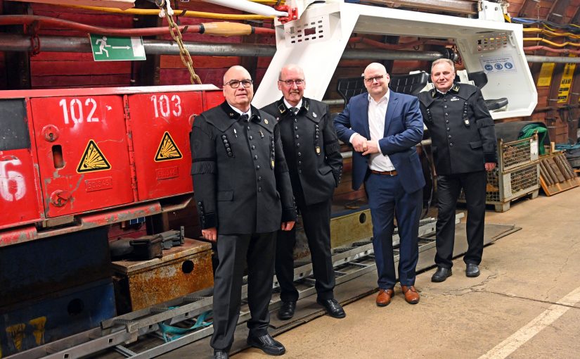 Im Museumsstollen gaben Gerd Pust (v.l.), Jürgen Rottmann und Harald Böhm (r.) ihrem Gast Tobias Koch einen Eindruck davon, mit wie viel Liebe zum Detail der Knappenverein Bergbautra-dition erlebbar macht. Den Stollen haben ehemalige Bergleute originalgetreu nachgebildet – samt Transportbändern. (Foto: SWTE)