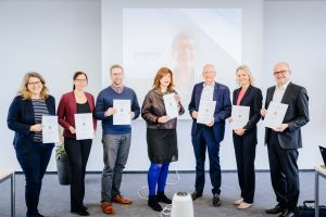 Hochschulrat (Universität Paderborn, Besim Mazhiqi): In der konstituierenden Sitzung wurden die Mitglieder des Hochschulrats mit der Übergabe der Urkunden durch das Ministerium für Wissenschaft und Kultur NRW in den Hochschulrat bestellt. (v. l.) Prof. Dr. Christine Silberhorn, Dr. Doreen Hartmann, Dr.-Ing. Steffen Jesinghausen, Dr. Dagmar Simon (Vorsitzende), Prof. Dr. Rita Burrichter, Prof. Dr. Jürgen Brautmeier, Prof. Dr. Urška Kosi und Andreas Speith. (Nicht im Bild: Prof. Dr. Holger Karl) (Foto: Universität Paderborn)