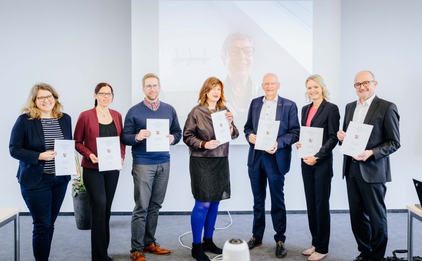 Hochschulrat (Universität Paderborn, Besim Mazhiqi): In der konstituierenden Sitzung wurden die Mitglieder des Hochschulrats mit der Übergabe der Urkunden durch das Ministerium für Wissenschaft und Kultur NRW in den Hochschulrat bestellt. (v. l.) Prof. Dr. Christine Silberhorn, Dr. Doreen Hartmann, Dr.-Ing. Steffen Jesinghausen, Dr. Dagmar Simon (Vorsitzende), Prof. Dr. Rita Burrichter, Prof. Dr. Jürgen Brautmeier, Prof. Dr. Urška Kosi und Andreas Speith. (Nicht im Bild: Prof. Dr. Holger Karl) (Foto: Universität Paderborn)