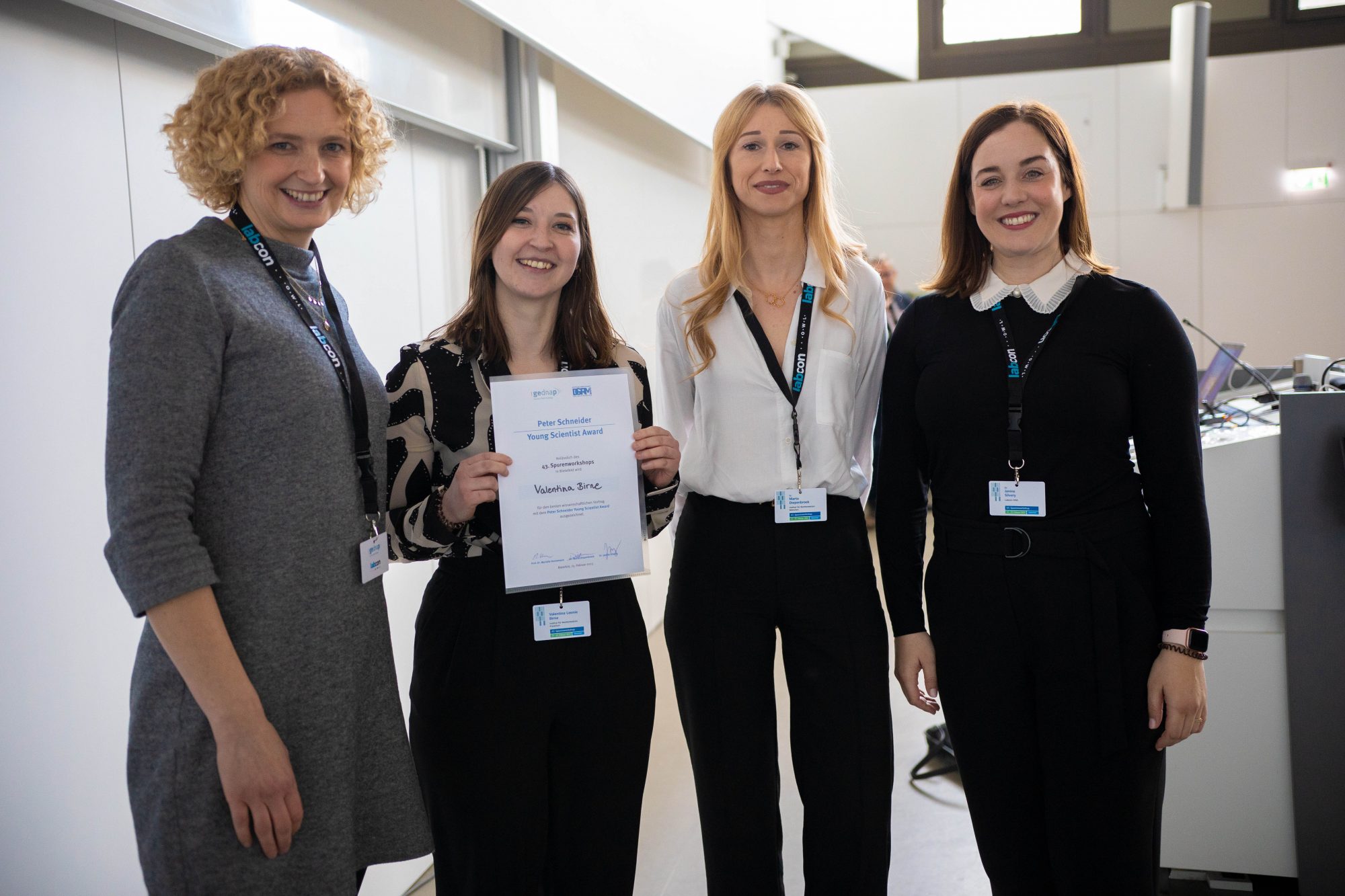 Valentina Birne (2.v.l.), Gewinnerin des „Peter Schneider Young Scientist Award“, zusammen mit Prof. Dr. Marielle Vennemann (Institut für Rechtsmedizin, Universitätsklinikum Münster), Dr. Marta Diepenbroek (Institut für Rechtsmedizin, LMU München) und Dr. Janine Silvery (LABCON-OWL GmbH) (v.l.n.r.). (Foto: LABCON-OWL GmbH)