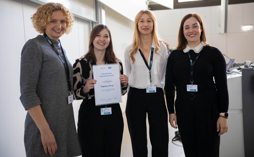 Valentina Birne (2.v.l.), Gewinnerin des „Peter Schneider Young Scientist Award“, zusammen mit Prof. Dr. Marielle Vennemann (Institut für Rechtsmedizin, Universitätsklinikum Münster), Dr. Marta Diepenbroek (Institut für Rechtsmedizin, LMU München) und Dr. Janine Silvery (LABCON-OWL GmbH) (v.l.n.r.). (Foto: LABCON-OWL GmbH)