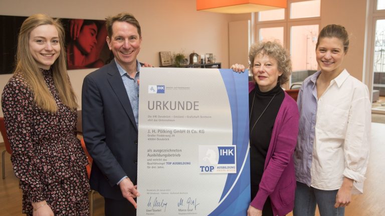Die IHK-Urkunde „TOP AUSBILDUNG“ als Bestätigung höchster Ausbildungsstandards übergab IHK-Hauptgeschäftsführer Marco Graf (2.v.l.) jetzt an Natalie Kirstein (Personalreferentin), Angelika Pölking (Geschäftsführerin) und Larissa Rose (Personalreferentin) von der J.H. Pölking GmbH & Co. KG in Osnabrück (Bildquelle: IHK/Uwe Lewandowski).