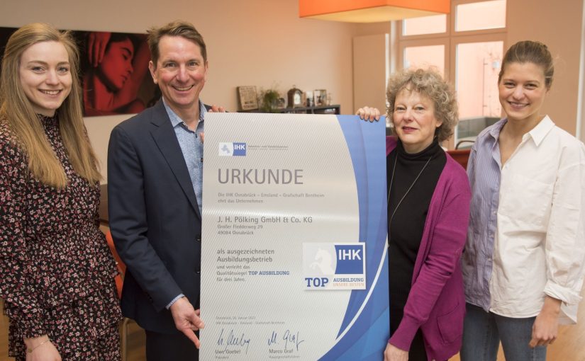 Die IHK-Urkunde „TOP AUSBILDUNG“ als Bestätigung höchster Ausbildungsstandards übergab IHK-Hauptgeschäftsführer Marco Graf (2.v.l.) jetzt an Natalie Kirstein (Personalreferentin), Angelika Pölking (Geschäftsführerin) und Larissa Rose (Personalreferentin) von der J.H. Pölking GmbH & Co. KG in Osnabrück (Bildquelle: IHK/Uwe Lewandowski).