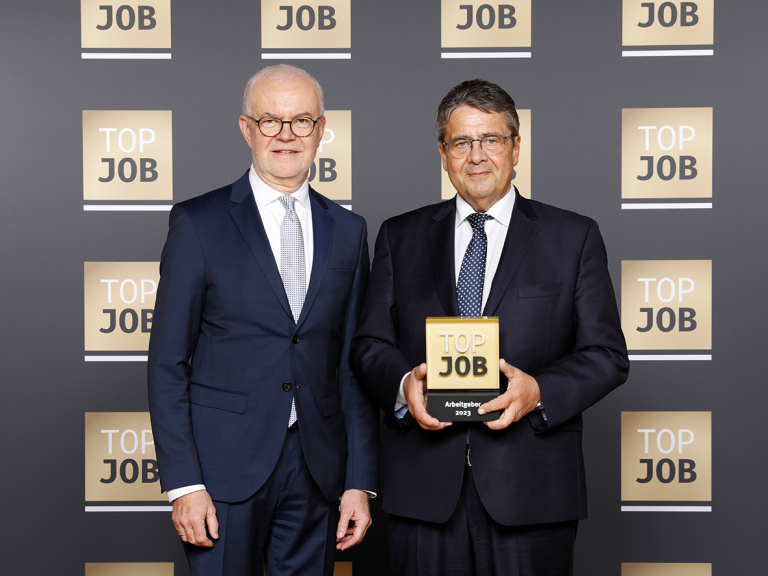Matthias Marquardt (geschäftsführender Gesellschafter WERMA Signaltechnik, links) und Sigmar Gabriel, TOP JOB-Schirmherr (Foto: WERMA Signaltechnik GmbH + Co. KG )