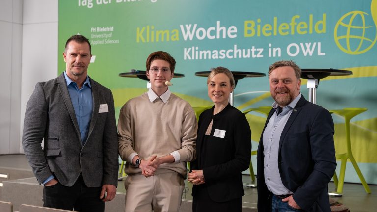 Begrüßen das Publikum vor Ort und im Livestream: v.l.n.r. Jens Ohlemeyer, Linus Runge, Prof. Dr. Natalie Bartholomäus und Prof. Dr. Jens Haubrock. (Foto: F. Hüffelmann/FH Bielefeld)
