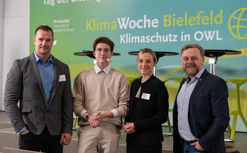 Begrüßen das Publikum vor Ort und im Livestream: v.l.n.r. Jens Ohlemeyer, Linus Runge, Prof. Dr. Natalie Bartholomäus und Prof. Dr. Jens Haubrock. (Foto: F. Hüffelmann/FH Bielefeld)