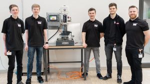 "Azubiprojekt: Drei Wochen AC/DC - Auszubildende von KEB Automation, Lenze und Weidmüller sorgen in einem Gemeinschaftsprojekt für höhere Energieeffizienz“ (Foto: Lenze)