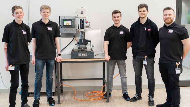 "Azubiprojekt: Drei Wochen AC/DC - Auszubildende von KEB Automation, Lenze und Weidmüller sorgen in einem Gemeinschaftsprojekt für höhere Energieeffizienz“ (Foto: Lenze)