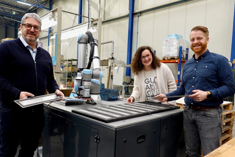 Christian und Petra Kulessa freuen sich mit André Schulenberg vom WIGOS-UnternehmensService (rechts) über die Aufträge aus der internationalen Raumfahrt. (Foto: Sandra Joachim-Meyer)