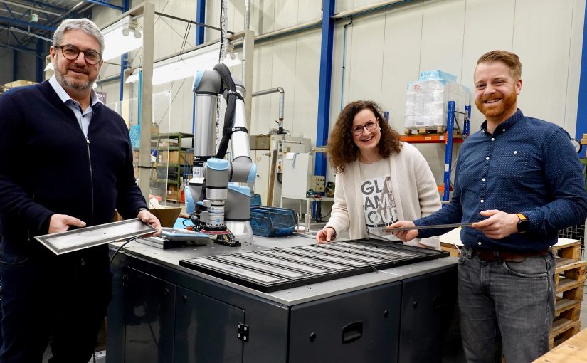 Christian und Petra Kulessa freuen sich mit André Schulenberg vom WIGOS-UnternehmensService (rechts) über die Aufträge aus der internationalen Raumfahrt. (Foto: Sandra Joachim-Meyer)