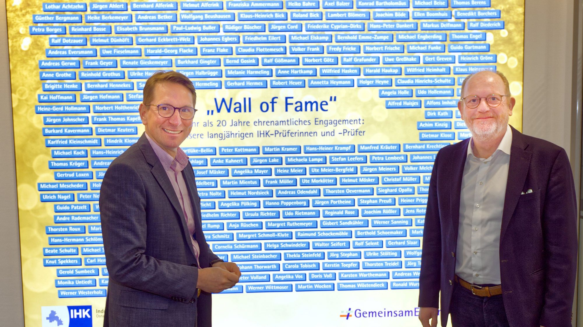 von links: Enthüllten die aktualisierte „Wall of Fame“ in der IHK: Hauptgeschäftsführer Marco Graf und der langjährige Prüfer Wolfgang Paus, Vorsitzender der Arbeitgebervertreter des IHK-Berufsbildungsausschusses (Foto: IHK/Robert Schäfer).