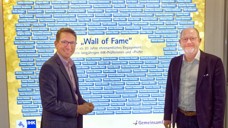 von links: Enthüllten die aktualisierte „Wall of Fame“ in der IHK: Hauptgeschäftsführer Marco Graf und der langjährige Prüfer Wolfgang Paus, Vorsitzender der Arbeitgebervertreter des IHK-Berufsbildungsausschusses (Foto: IHK/Robert Schäfer).