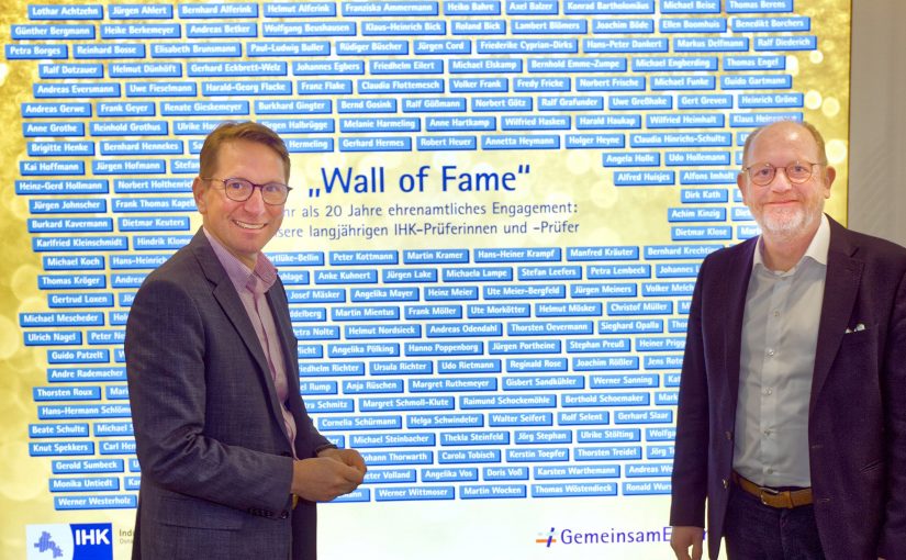 Mindestens zwei Jahrzehnte ehrenamtlich engagiert:  IHK ehrt verdiente Prüferinnen und Prüfer mit „Wall of Fame“