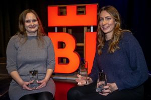 Isa Kleine-Bekel (r.) holte sich nicht nur den ersten Platz, sondern gewann zudem auch den Publikumspreis. Auch Johanna Nelkner (l.) sicherte sich mit dem Platz zwei ein Ticket fürs Finale. (Foto: Bielefeld Marketing/ Thomas F. Starke)
