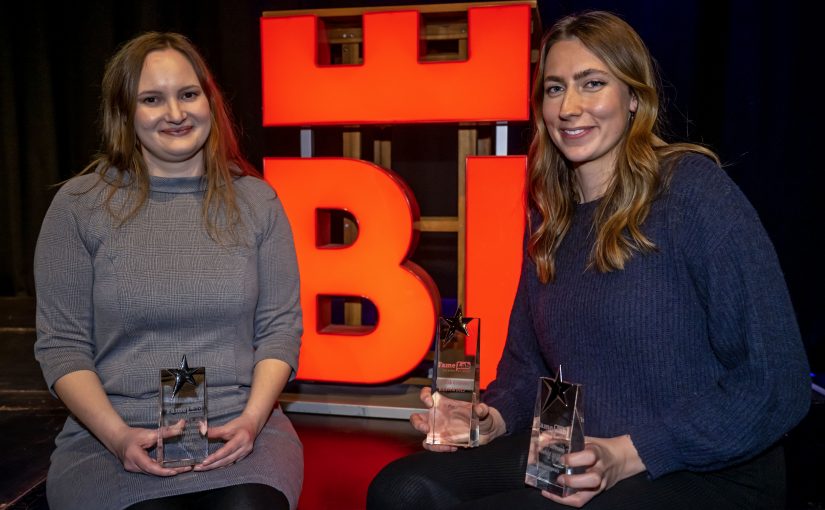 Isa Kleine-Bekel (r.) holte sich nicht nur den ersten Platz, sondern gewann zudem auch den Publikumspreis. Auch Johanna Nelkner (l.) sicherte sich mit dem Platz zwei ein Ticket fürs Finale. (Foto: Bielefeld Marketing/ Thomas F. Starke)