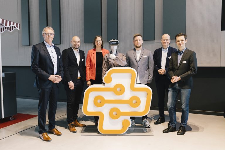 Sehen große Potenziale von KI für die Industrie: Dr. Eberhard Niggemann (Weidmüller), Prof. Dr. Roman Dumitrescu it´s OWL Clustermanagement), Jessica Wulf (it´s OWL Clustermanagement), Jens Teutrine, MdB, Dr. Ralph Brinkhaus, MdB und Dominik Hallau. (Foto: OstWestfalenLippe GmbH)