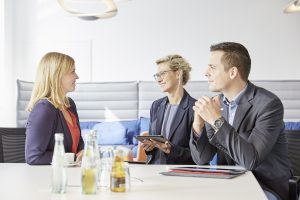 markilux bietet technischen und handwerklichen Fachkräften eine zweijährige Qualifikation zur Nachwuchskraft in leitender Position an. Dies setzt eine Weiterbildung als Techniker oder Meister voraus, beziehungsweise ein Fachstudium. Das Programm eröffnet Kandidaten und Kandidatinnen, ob extern oder intern, beste Karrierechancen in der Markisenproduktion (Foto: Markilux)
