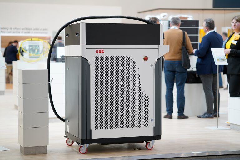 Der ABB Power Charger verfügt über eine HARTING Ladelösung mit kombiniertem Ladesystem und Han® Modular Anschluss. (Foto: HARTING Technologiegruppe)
