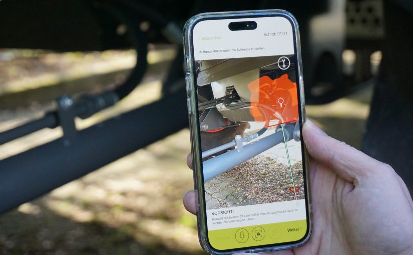 Mähdrescher-Wartung mit Augmented Reality: CLAAS erprobt den Einsatz von AR-Apps zur Unterstützung der Wartung komplexer Maschinen. Über ihre iPhones werden Service-Techniker:innen an die relevanten Stellen der Mähdrescher navigiert. (Foto: Fraunhofer IEM)