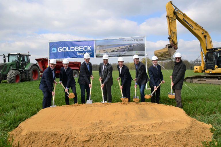 Gaben symbolisch den Startschuss für vorbereitende Arbeiten zum Bau des genossenschaftlichen Distributionszentrums in Nottuln (v.l.): AGRAVIS-Vorstandsmitglied Jörg Sudhoff, Nottulns Bürgermeister Dr. Dietmar Thönnes, Michael Grewe (Raiffeisen Steverland eG), AGRAVIS-Vorstandschef Dr. Dirk Köckler, Christian Terwey (Niederlassungsleiter Goldbeck Münster), Markus Menne (AGRAVIS-Bereichsleiter Logistik), Landrat Dr. Christian Schulze Pellengahr und Werner Schulze Esking (AGRAVIS-Beauftragter). (Foto: AGRAVIS Raiffeisen AG)