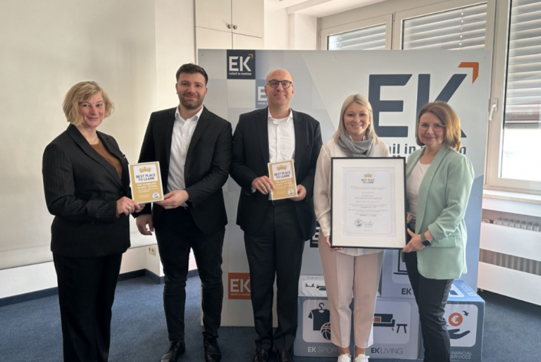 Andrea Milberg, Sercan Temur, Martin Richrath, Katharina Lihs und Claudia Rosenheinrich bei der feierlichen Übergabe der Auszeichnung „BEST PLACE TO LEARN“ an die EK (Foto: EK)