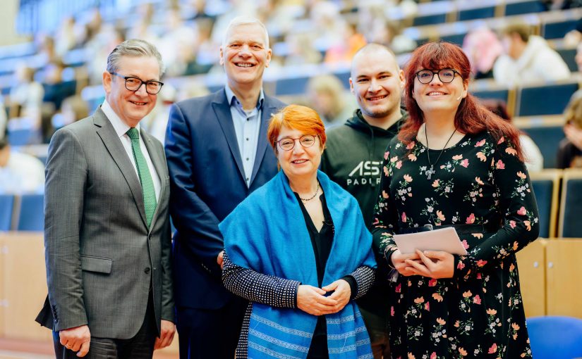 (v. l.) Michael Dreier (Bürgermeister der Stadt Paderborn), Prof. Dr. Volker Schöppner (Vizepräsident für Studium, Lehre und Qualitätsmanagement), Prof. Dr. Birgitt Riegraf (Universitätspräsidentin), Tim Aßbrock (AStA-Vorsitzender) und Elizabeth Hartmann (Moderatorin) hießen die neuen Studierenden zum Start des Sommersemesters 2023 an der Universität Paderborn willkommen. (Foto: Universität Paderborn, Besim Mazhiqi)