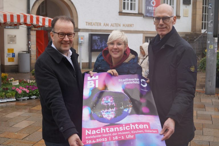 (v. l.) Martin Knabenreich, Katharina Schilberg (beide Bielefeld Marketing) und Rainer Müller (Stadtwerke Bielefeld) freuen sich auf ein abwechslungsreiches Nachtansichten-Programm mit rund 50 teilnehmenden Kulturorten. (Foto: Bielefeld Marketing GmbH)