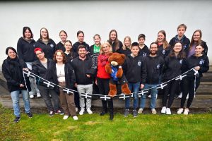 Die Schülerinnen und Schüler der Gesamtschule Büren freuen sich gemeinsam mit ihren Lehrkräften, Schulleiterin Clarissa Rehmann und dem Maskottchen Harry the Traveler auf die Reise nach Cornwall. (Stadt Büren)