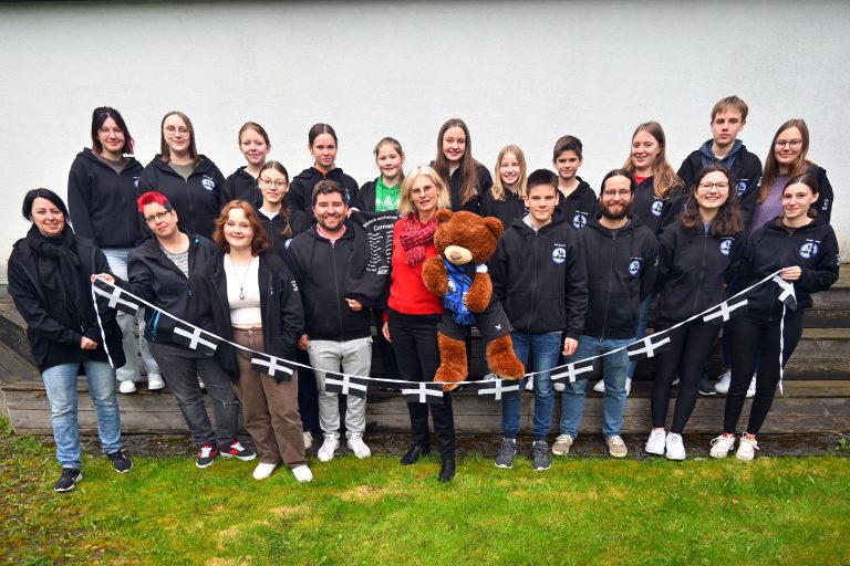 Die Schülerinnen und Schüler der Gesamtschule Büren freuen sich gemeinsam mit ihren Lehrkräften, Schulleiterin Clarissa Rehmann und dem Maskottchen Harry the Traveler auf die Reise nach Cornwall. (Stadt Büren)