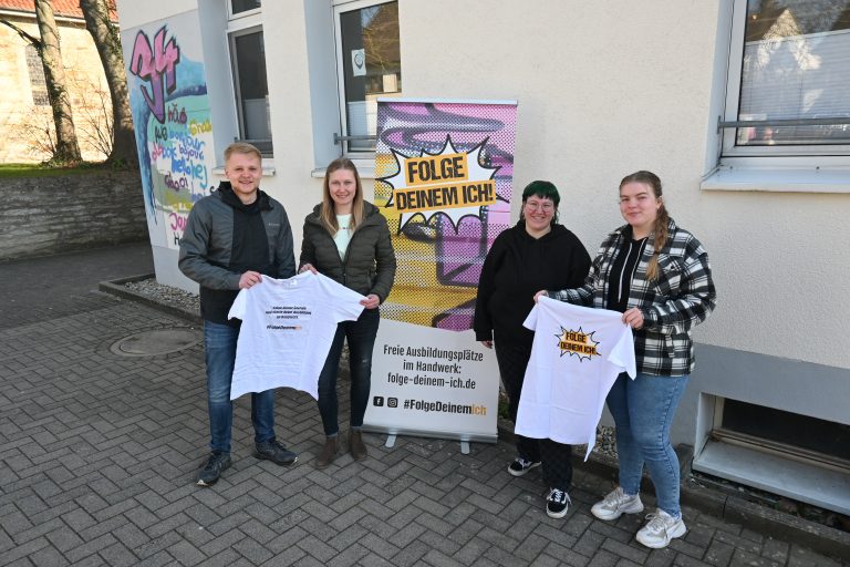 Folge deinem Ich! – Luca Geiger (v. l.), Madlen Voß, Lara Grewe und Finja Nacke freuen sich mit dem gesamten Organisationsteam der Jugendpflege und der Kreishandwerkschaft Paderborn-Lippe auf den Erlebnistag am 28. April im Treffpunkt 34. (Foto: Stadt Büren)