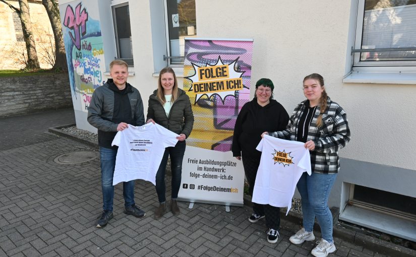 Folge deinem Ich! – Luca Geiger (v. l.), Madlen Voß, Lara Grewe und Finja Nacke freuen sich mit dem gesamten Organisationsteam der Jugendpflege und der Kreishandwerkschaft Paderborn-Lippe auf den Erlebnistag am 28. April im Treffpunkt 34. (Foto: Stadt Büren)