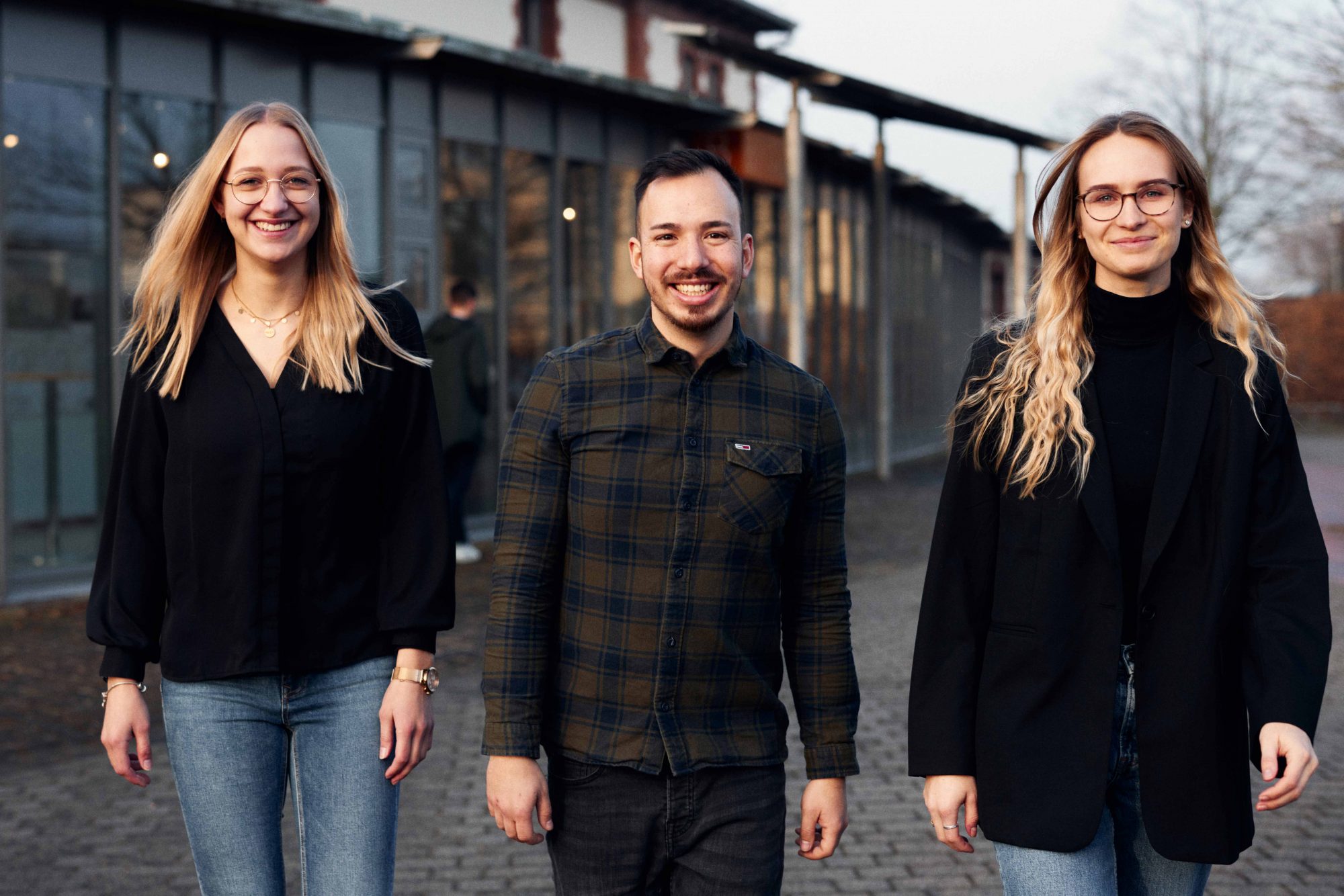 Präsentierten zusammen mit den anderen Studierenden ihre Entwürfe für den neuen Wittekindshof: Anna Nagel, Pablo Thiemig und Rita Jüngling (v.l.n.r.). (Foto: P. Pollmeier/FH Bielefeld)